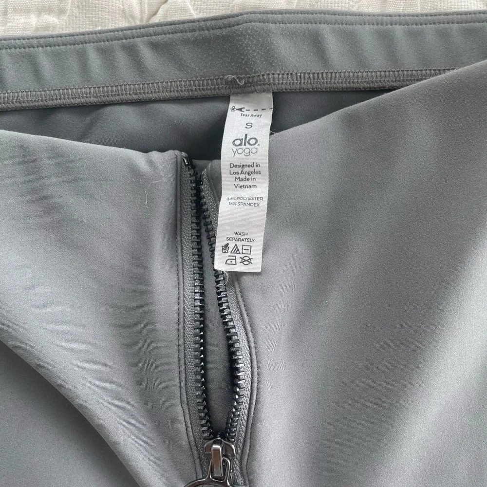 ALO Yoga Gray Zip-Front Sports Bra & High-Waist Leggings Set
